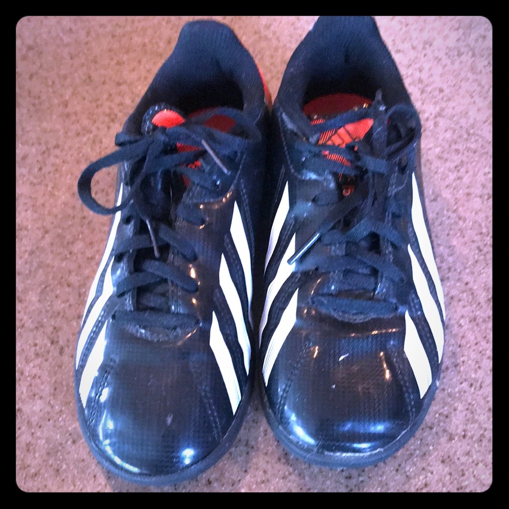 Indoor soccer shoes